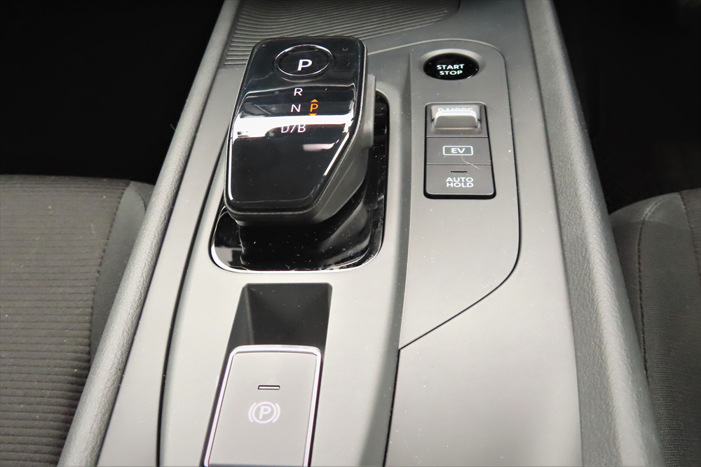 手にすっぽりと収まる電気式シフトレバー。前後の動きだけで操作することが可能