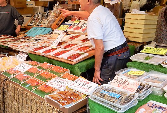 活気にあふれた呼び込みも名物！交渉次第では値引きもしてくれます