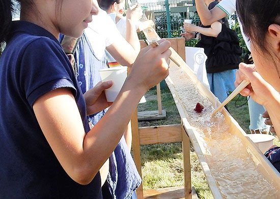いちごが流れてくるとみんな大興奮！