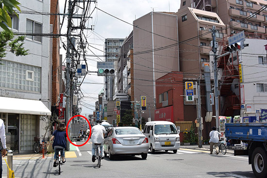 前方に路上駐車の小型トラック