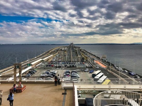 東京湾アクアラインの「海ほたるパーキングエリア」は海の真ん中にある