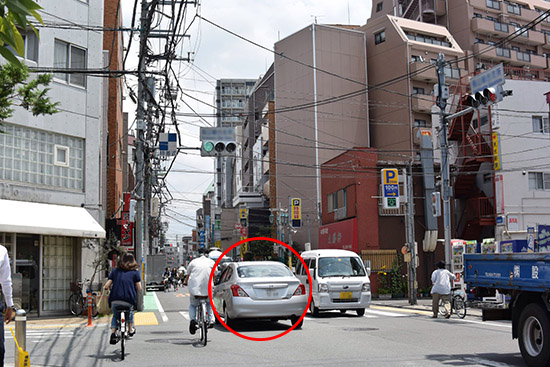 前方のクルマが急停止することも