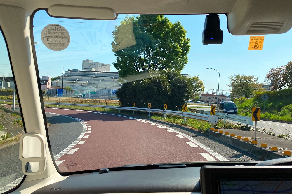 カーブに入る前は、普通車以上に十分な減速を