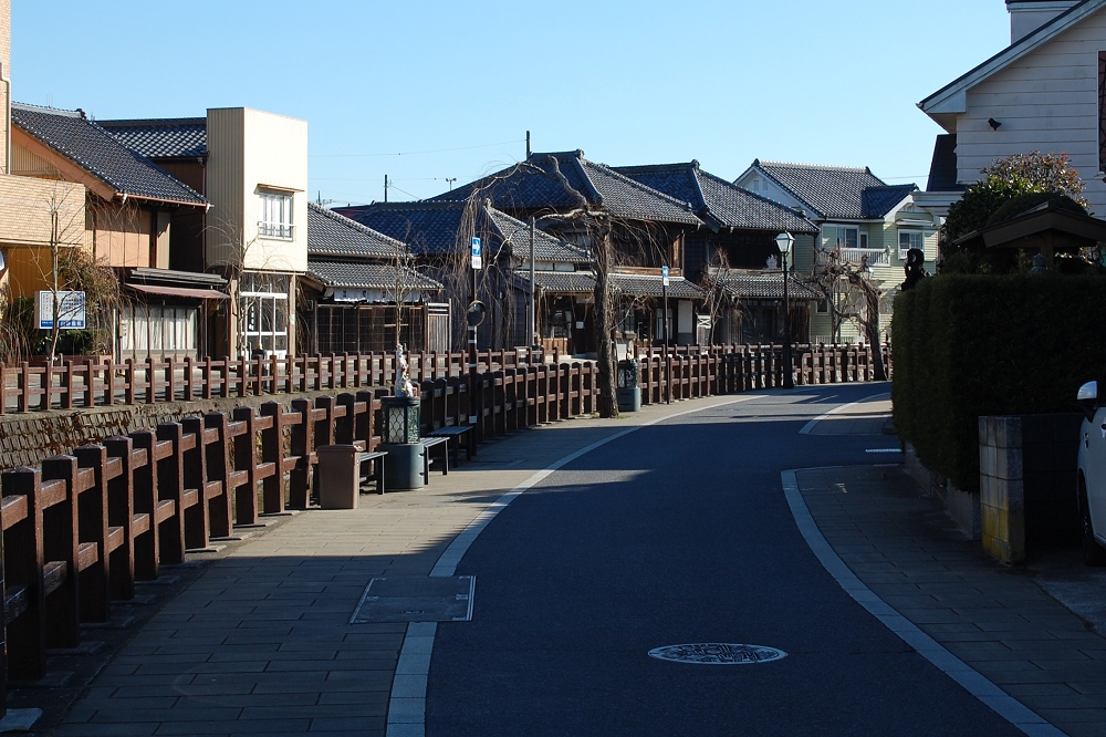 小野川近辺を散策するときは、意識が建物に向きがち。クルマも通る道なので、道の真ん中を歩かないよう気をつけよう