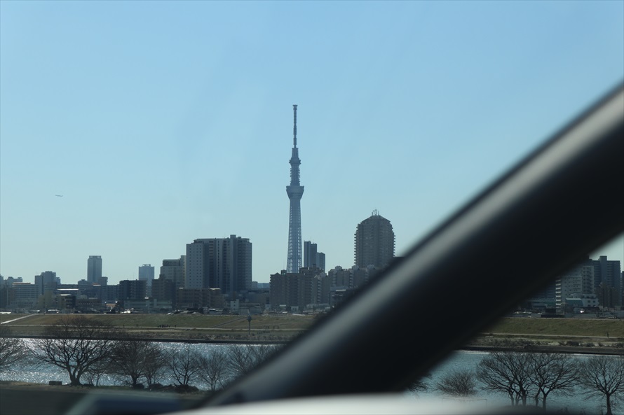 快晴の空にそびえ立つスカイツリー