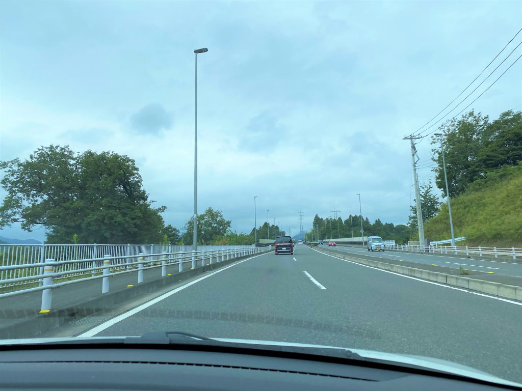 圏央道・相模原インターチェンジを降りるとすぐに1車線になるので、スピードの出しすぎには注意