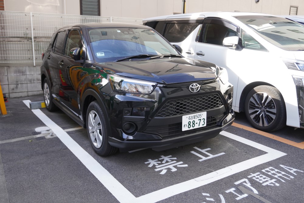 「リパーク名古屋丸の内2丁目第2ステーション」からトヨタのSUV「ライズ」を利用