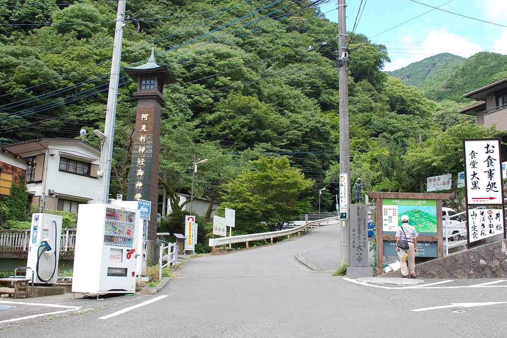 参道前に位置する「市営大山第二駐車場」。駐車料金は一日(税込み1,000円)