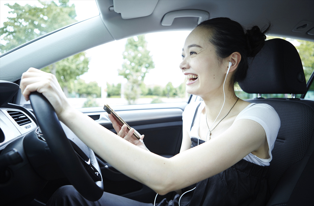 スマートフォンの操作はもちろんNG。イヤホンをしての運転も避けたい