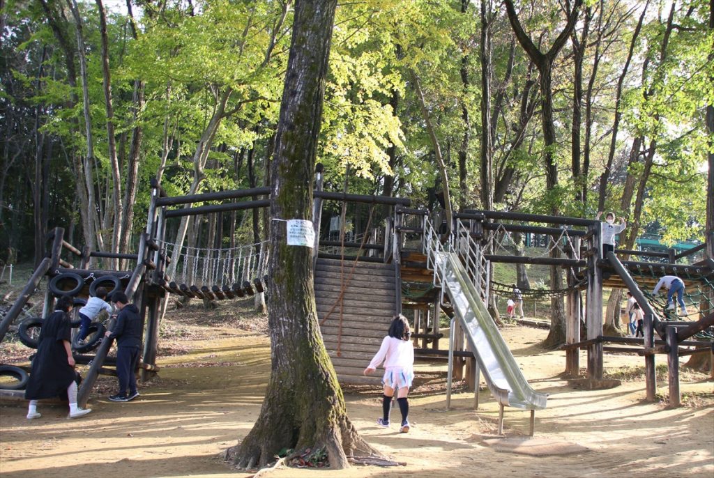 さまざまなアスレチックが楽しめる大型複合遊具