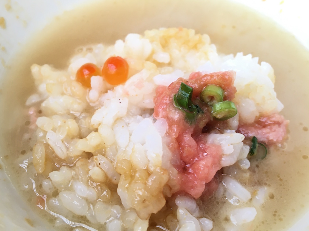 最後に「濃厚魚介出汁」をかけてお茶漬け風に。しっかりコクのある出汁がやみつき