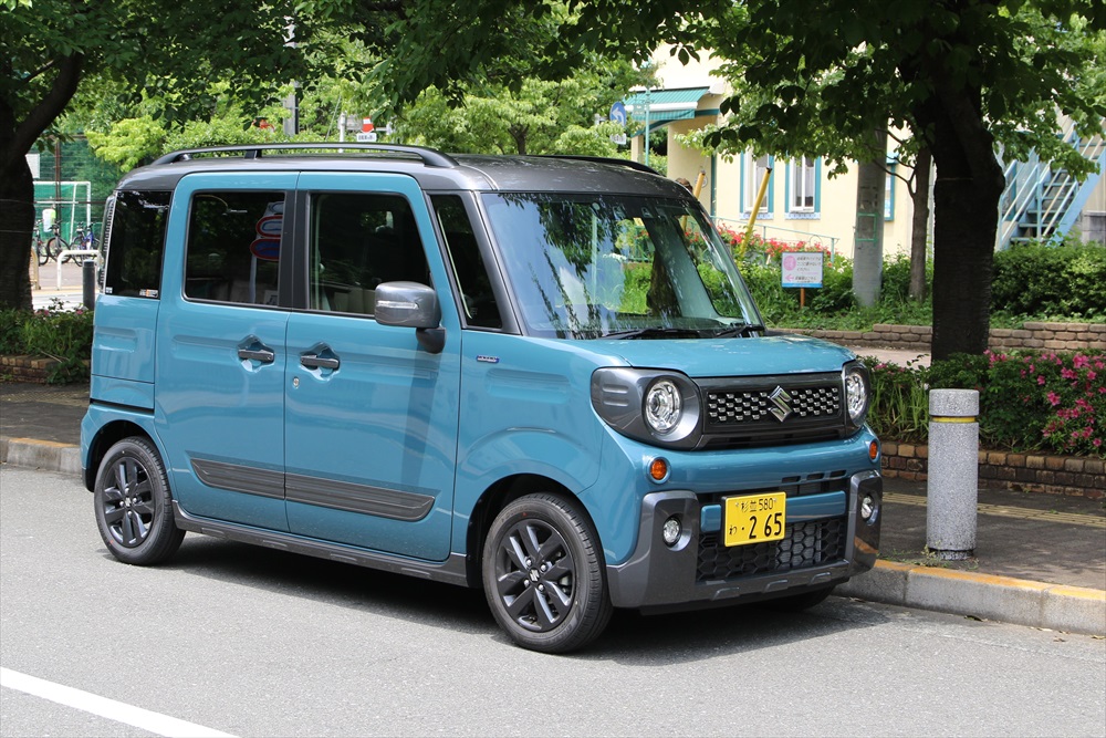 丸いヘッドライトやグレーのエクステリアパーツでポップな印象