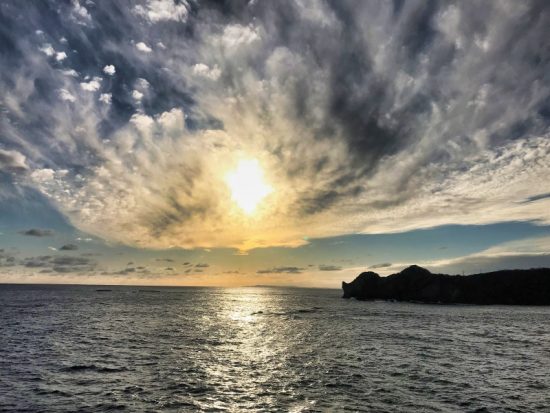 夕日が絶景!海上展望塔からは、水平線が丸く見えます。