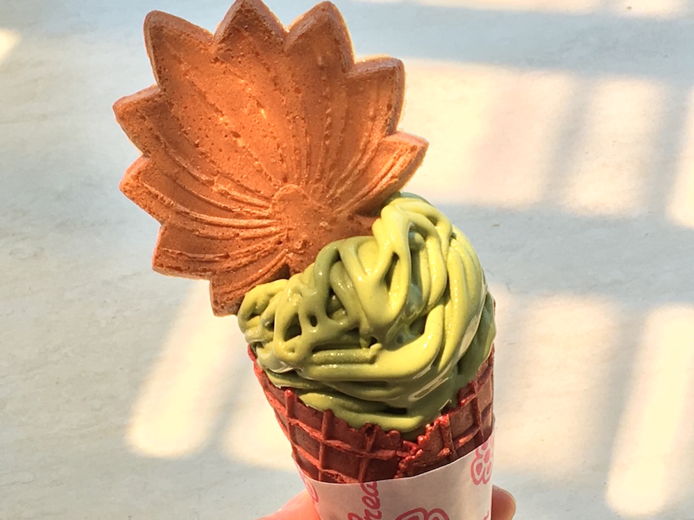 「足柄茶ソフトクリーム」480円(税込み)。天狗せんべいの香ばしさが、ソフトクリームのお茶の甘みをひきたてる