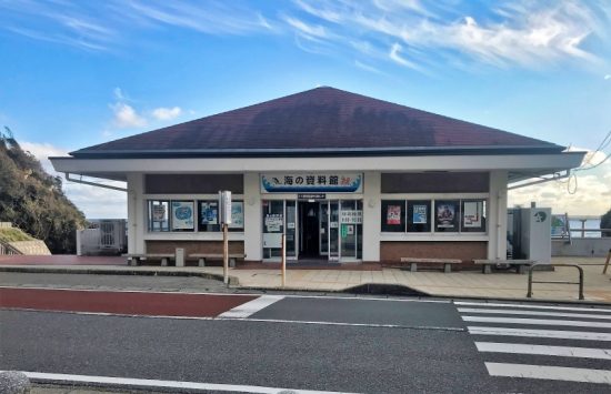赤い屋根が目印!パネル展示やビデオ上映がされている海の資料館