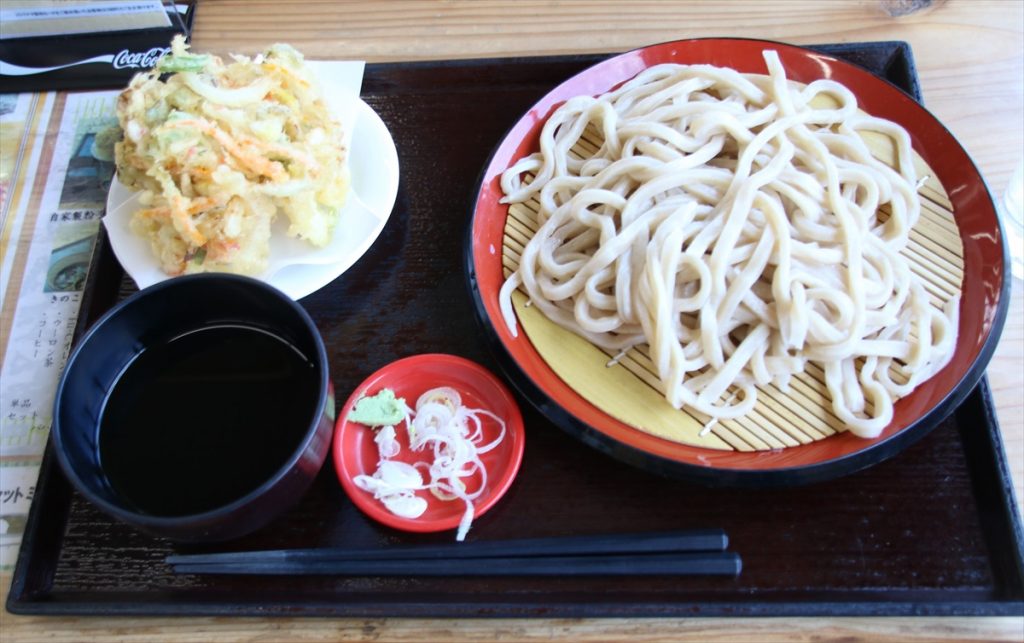 「自家製粉手打ちかき揚げうどん」700円(税込)。サクサクのかきあげともちもちの太麺で食べ応えがある