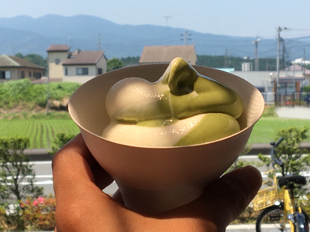 ミルクと足柄茶の両方の味が楽しめる「足柄茶&ミルクミックス」350円(税込み)もおすすめ