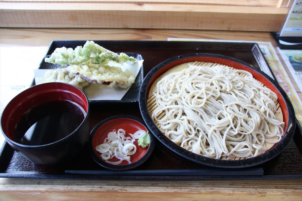 「手打ち天付きそば」1,000円(税込)。香りがよくツルツルと喉越しがいい