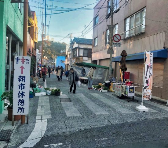 「仲本町朝市通り」営業時間は6:00~11:00(毎週水曜日休み)