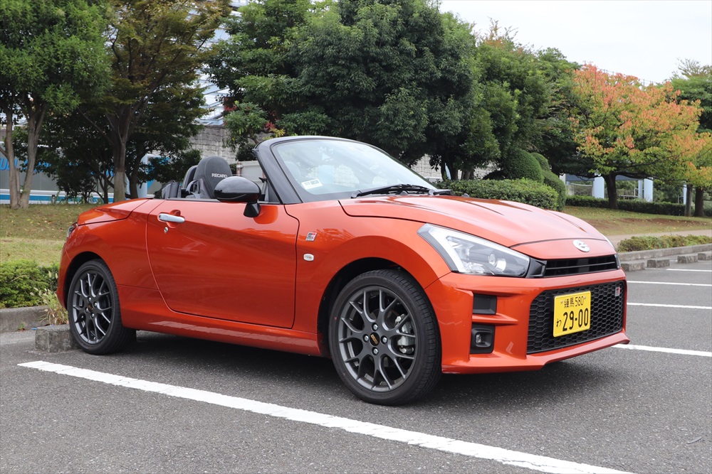 軽自動車で唯一の電動オープンルーフを採用