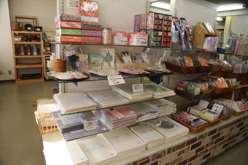 「おみやげ処 工芸の里物産館」では、便せん・障子紙・折り紙などが購入できる。さまざまな和紙製品も並んでいた