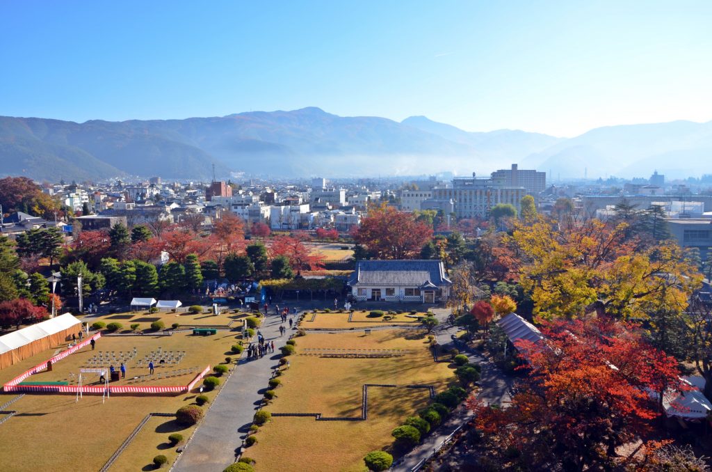 美ヶ原などの山並みが見える松本市内(写真提供:松本城管理課)
