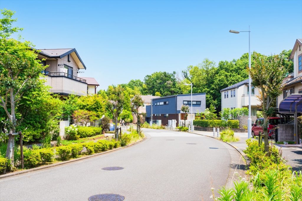 見通しよく整備された新しい住宅街の道路