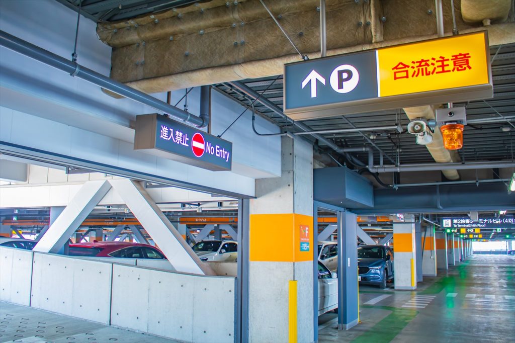 駐車場内には、進行方向を示す矢印のほか合流注意、進入禁止などさまざまな表示がある