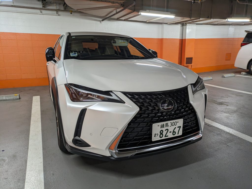 本日のパートナー「レクサス UX」。パワフルで乗り心地もゆったりした1台