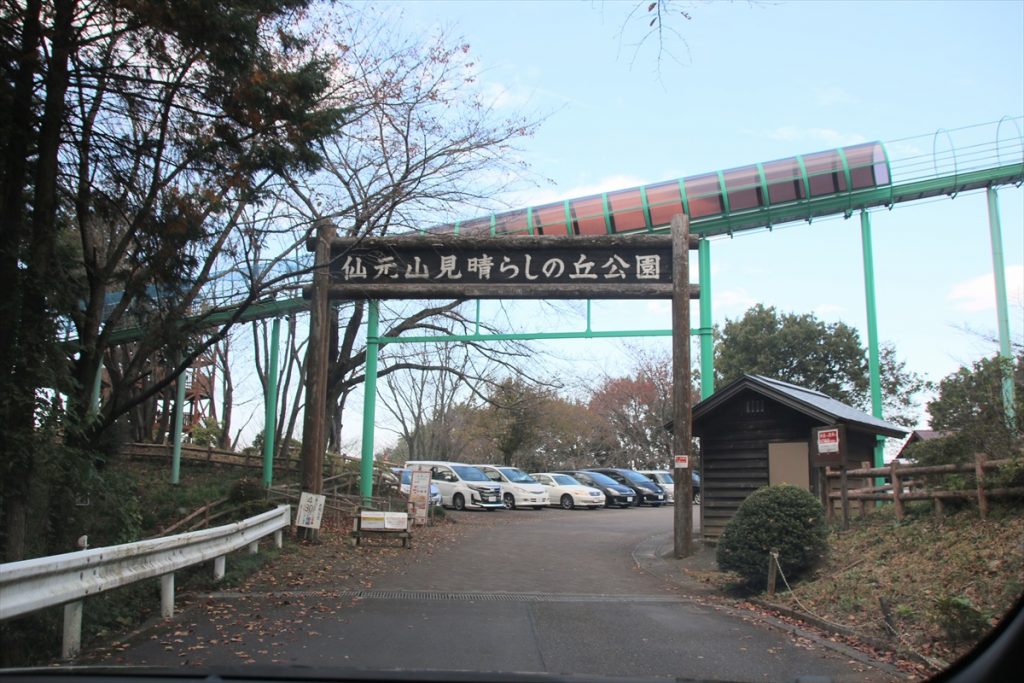 坂道を登り切った先が駐車場になっている