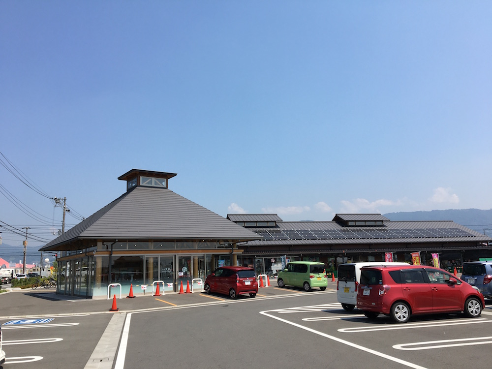 開放感のある広い駐車場からは、見渡す限りの青空と一面の山が見える