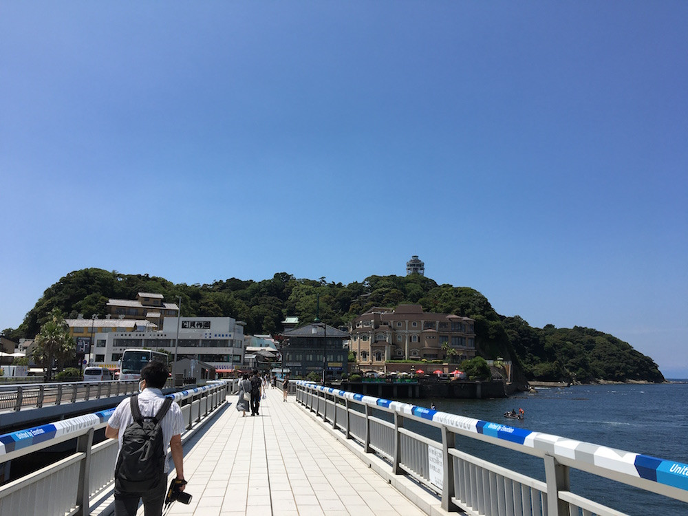 「江の島大橋」の先に、「江の島」が見える