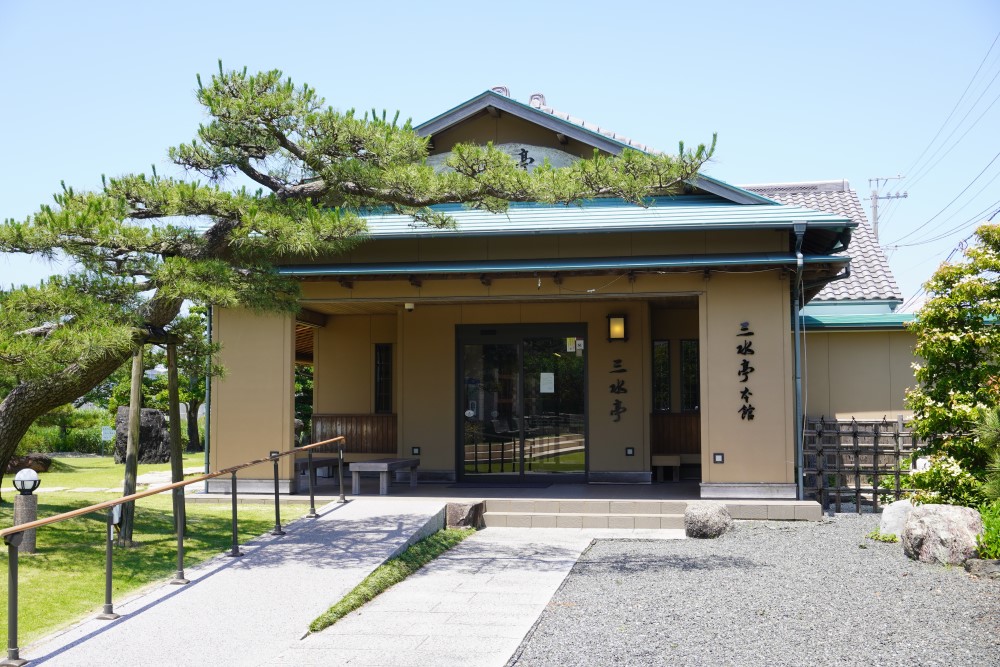 西尾市一色町初のうなぎ料理専門店。乗用車50台が停められる大型駐車場も完備