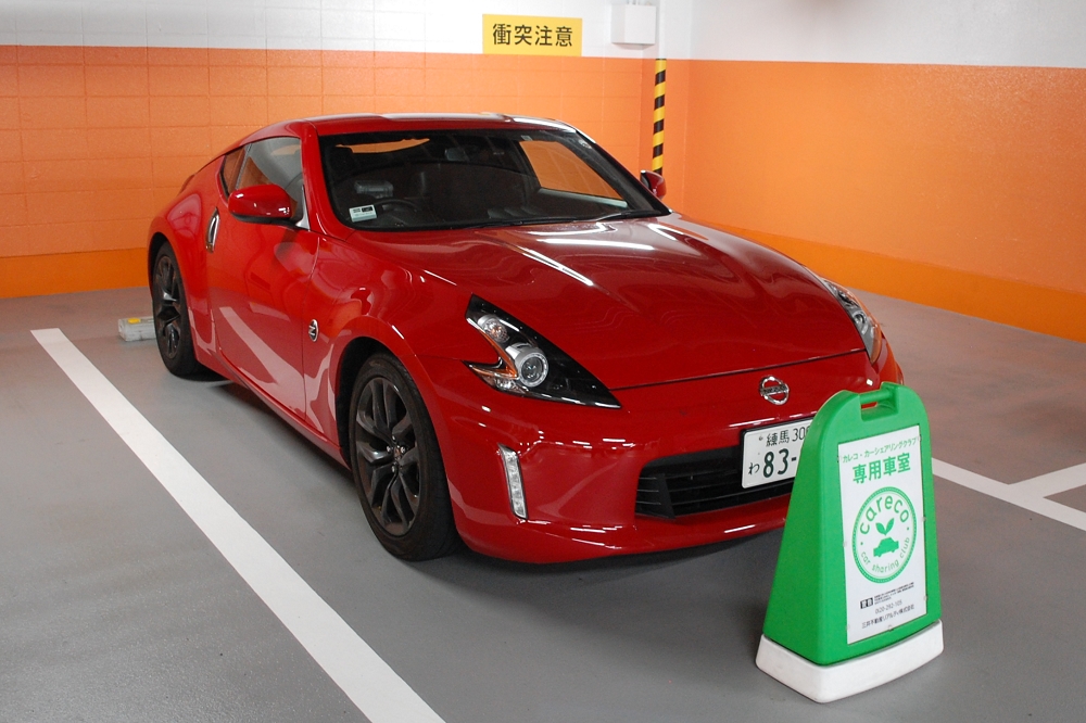 大排気量スポーツカーの「フェアレディZ」はダイナミックな加速と無類の安定性が魅力