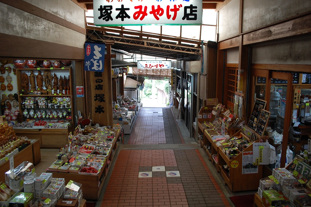 取材日は平日の早い時間なのでこま参道は空いていたが、休日は観光客でにぎわっている