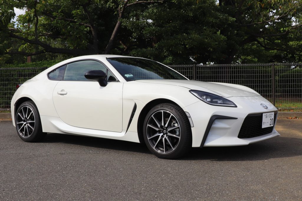 ボディサイズは4265mm×1775mm×1310mm。車高の低さがスポーツカーらしい