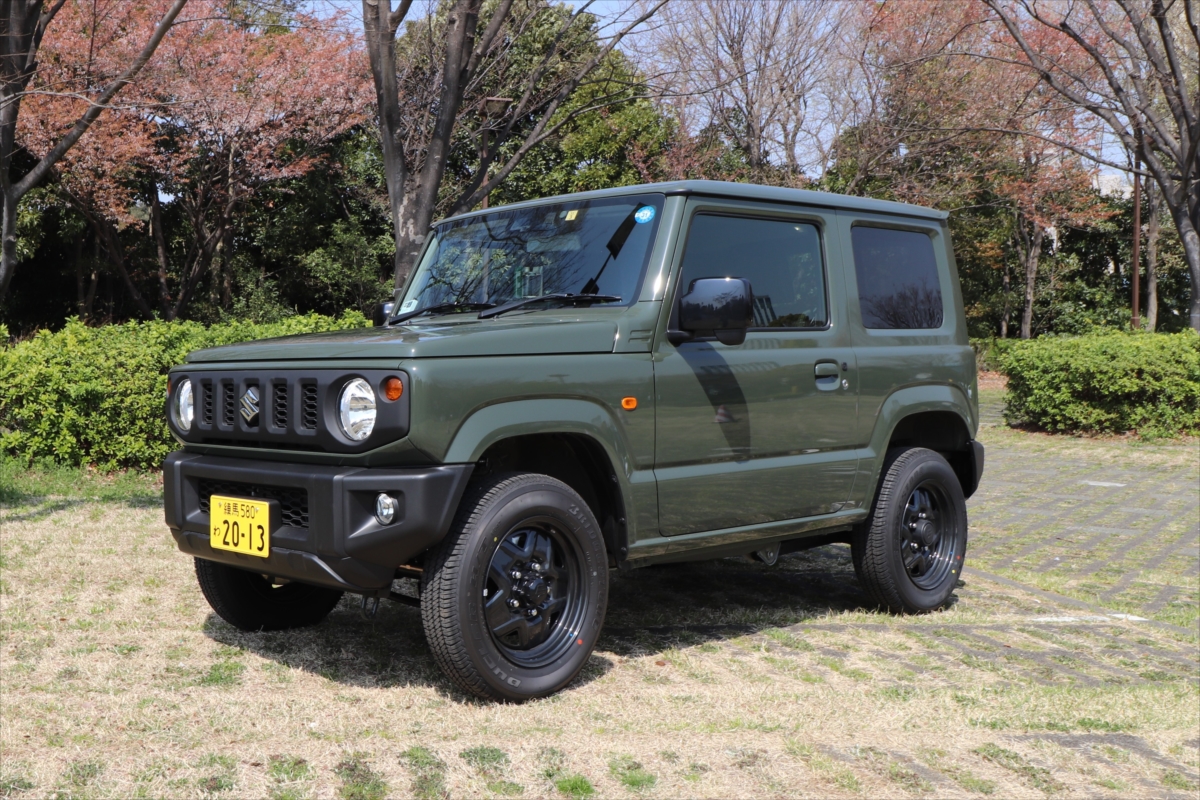 アウトドア気分を盛り上げる「ジムニー」。四角くてコンパクトなボディは運転もしやすい