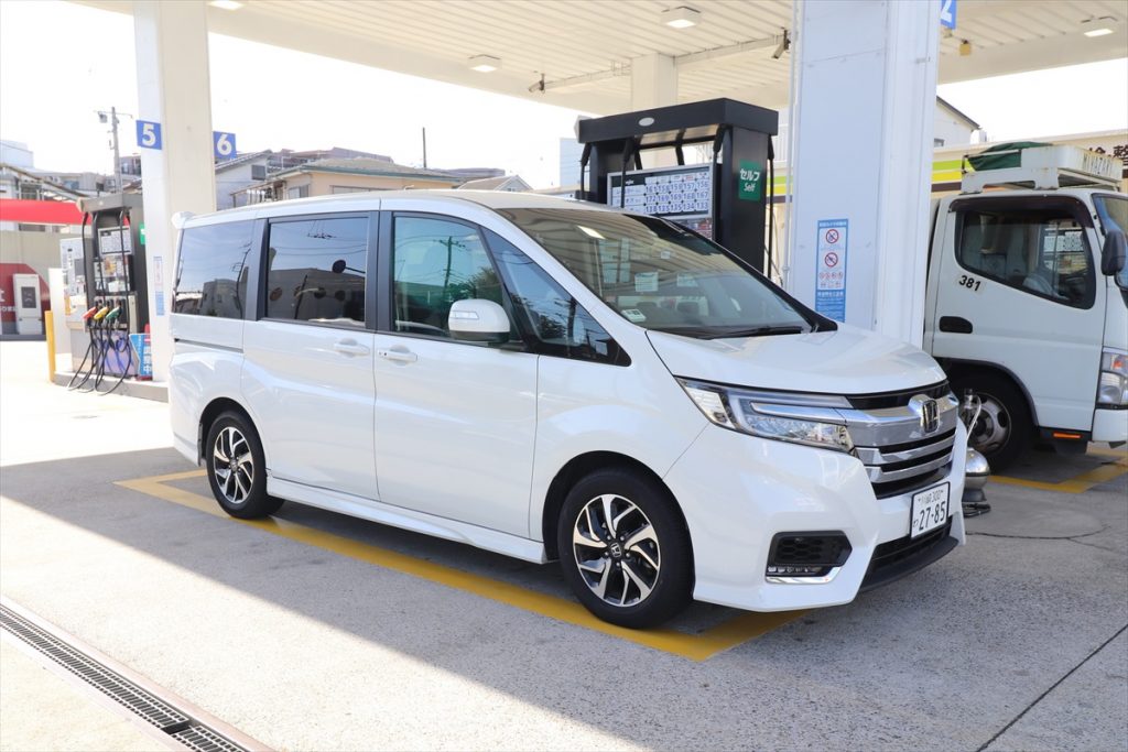 給油機の前の枠線に合わせるようにクルマを止める