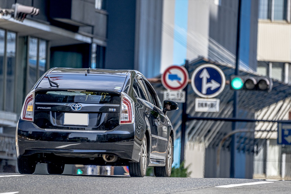 早めにウインカーを出して「曲がる意思」を後続車に伝える
