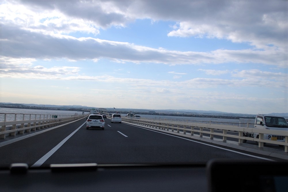 アクアラインを通過中。今回利用した「新型ハリアー」は、ボディがしっかりしており、高速道路での乗り心地はとても快適