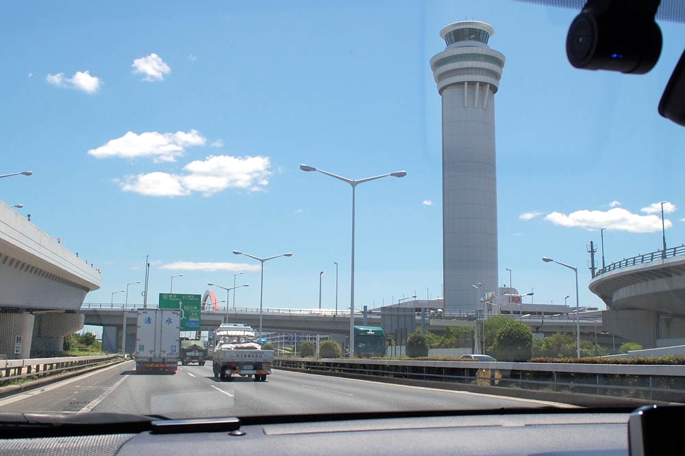 湾岸線は羽田空港の敷地内を縦断するため、間近を飛ぶ飛行機や空港設備が見える
