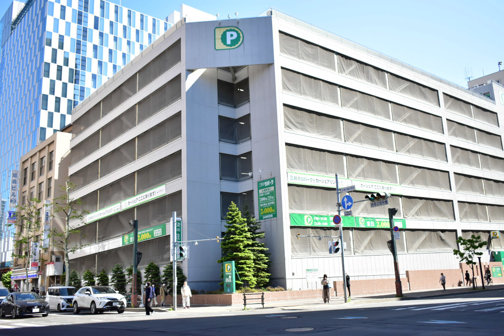 北海道庁のはす向かいの立体駐車場内にあるステーションを利用