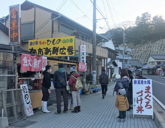 7時のオープンまもなく大行列!「朝市新鮮広場うおすい」