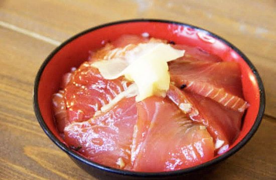「朝市新鮮広場うおすい」のまぐろ漬け丼