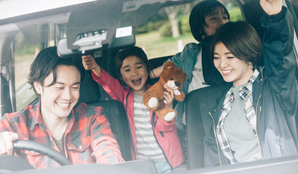 軽自動車でのドライブを楽しむ家族