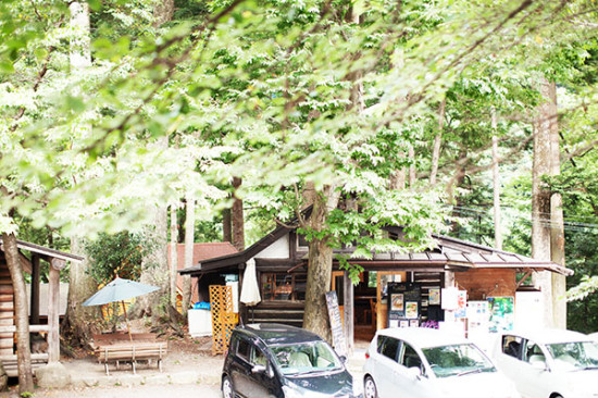 氷川キャンプ場のゲートをくぐった先にカフェクアラはあります