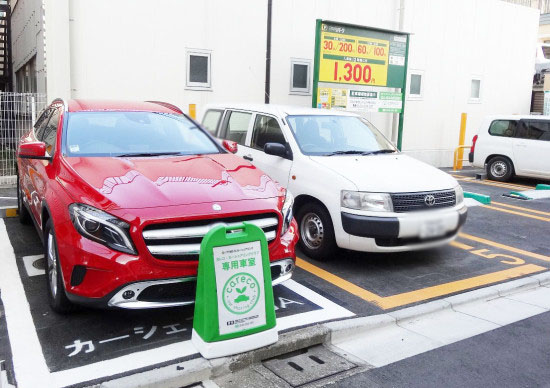 真っ赤なベンツは駐車場でも目立ちます