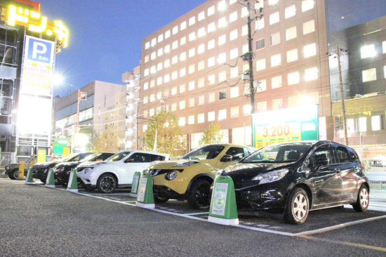 3台のジュークとノート、CX-5が設置されるリパーク目黒青葉台2丁目第3ステーション