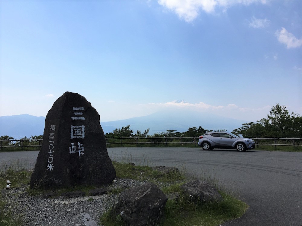 「三国峠」には無料の駐車場がある(無料)。この日は晴れていたので、富士山がはっきりと見えた