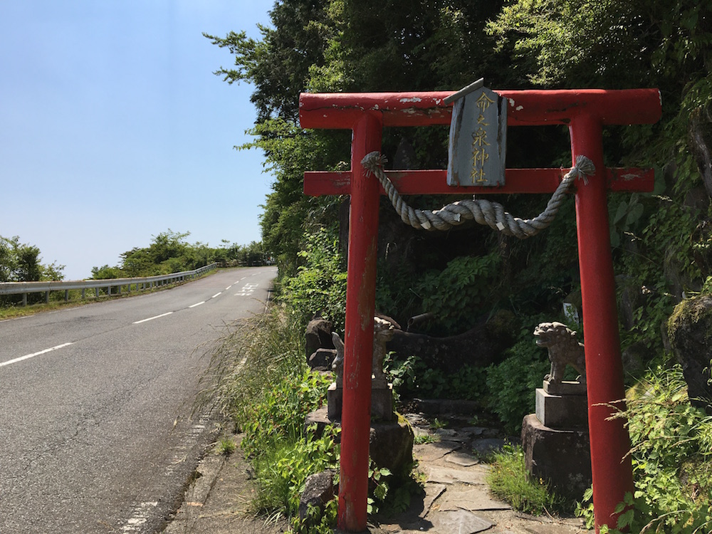 「命之泉神社」には無料の駐車スペースがある。奥に湧き出る水は、ヤマトタケルノミコトが飲んだとの伝説が